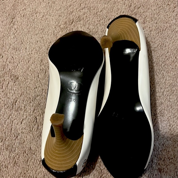 Vintage CHANEL Two Tone Stretch Cap Toe Pump - Picture 2 of 7